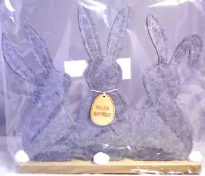 Ostern Oster-Deko Aufsteller Filz-Hasen Bommel grau Sockel MDF 35 x 31 cm NEU - Picture 1 of 2