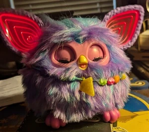 Hasbro Furby 2023 w/ Necklace Purple Tie Dye Interactive Pet Toy Preowned TESTED - Picture 1 of 14