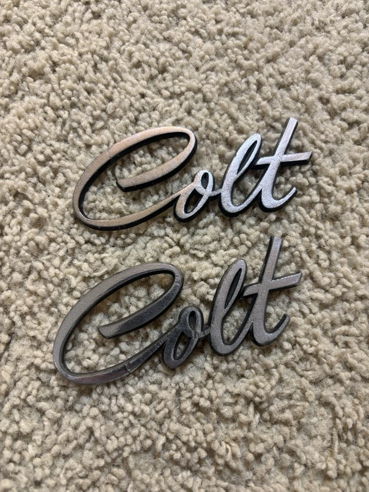 1974-79 DODGE COLT EMBLEMA PLÁSTICO PARA-LAMA FABRICANTE DE EQUIPAMENTO ORIGINAL 75 76 77 78 LEITURA - Imagem 1 de 4