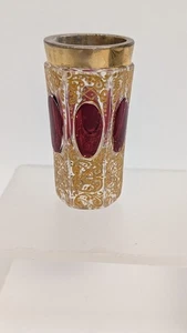 Rollo de filigrana dorada de vidrio de chupito de arte bohemio con paneles de cobachón rojo arándano - Imagen 1 de 19