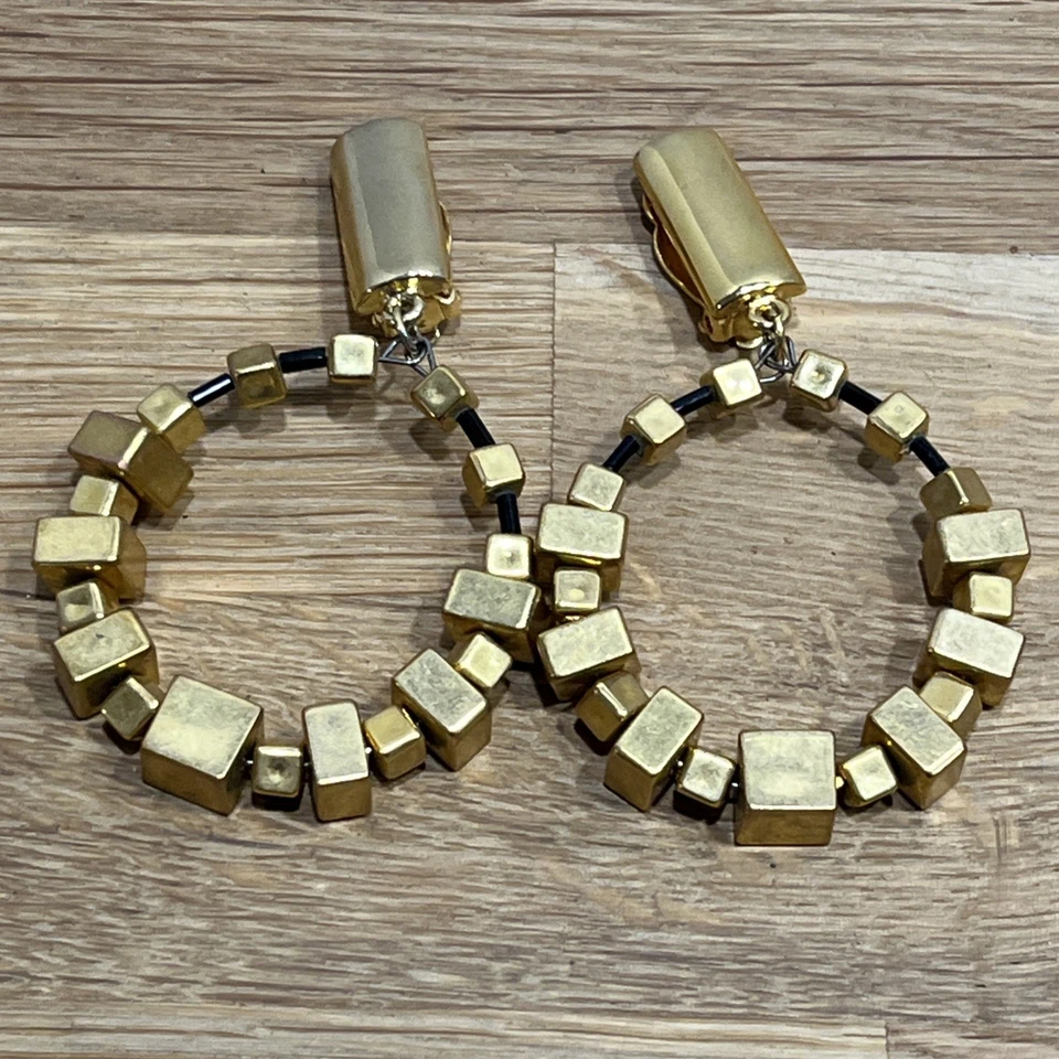 Винтажные золотистые и черные круглые серьги-клипсы с подписью дизайнера Pierre Cardin - Изображение 1 из 4