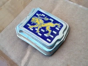 Emaille Abzeichen Motorhaube Quillery Peugeot 203 Coupe Cabrio Maskottchen  - Bild 1 von 3