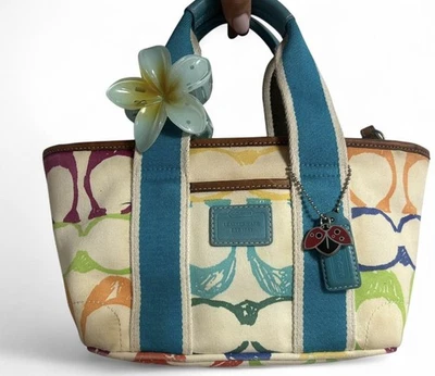 Mini bolso de mano vintage Coach Hampton firma multicolor con encanto Ladybug. Foto 1 de 4
