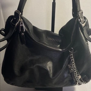 Bolso de hombro Jimmy Choo de cuero negro con acento de cadena - Imagen 1 de 15