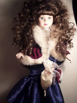 Vestido de muñeca vintage de diseño de 17 pulgadas sobre soporte Foto 1 de 4