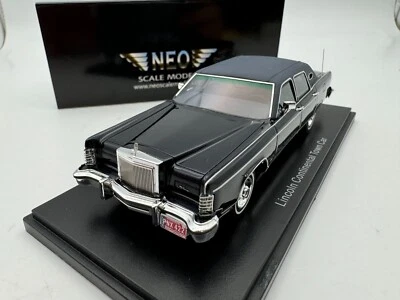 Neo 1/43 Resin car model Lincoln Continental Town Car 1982 Dark Blue - Image 1 of 4