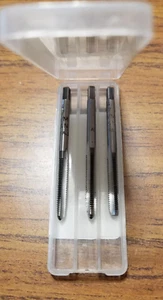 JUEGO DE GRIFOS 4 mm x 0,70 Acero al Carbono Métrico 3 Piezas Tapón Cónico Fondo - Imagen 1 de 1