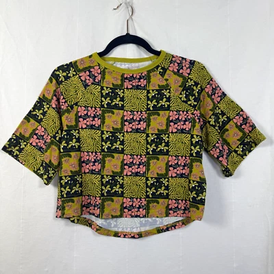 Camiseta corta floral con retazos para mujer talla XXS verde/rosa del mes de la herencia latina Foto 1 de 4