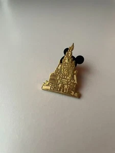WDW Disney Magic Kingdom Gold Cinderella Castle 2011 Limited Edition Pin - Picture 1 of 2