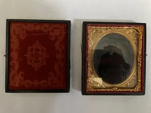 Altes goldgerahmtes Farbfoto auf Glasheft des sitzenden Mannes - Bild 1 von 5