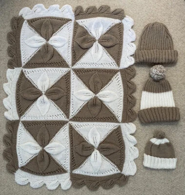 Preciosa Manta Bebé Tejida a Mano Marrón/Blanco Pétalo Con Sombreros Familiares Marchando Foto 1 de 4