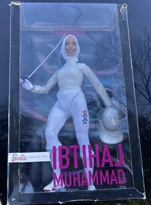 Muñeca Barbie Signature Ibtihaj Muhammad 2018 - Imagen 1 de 6