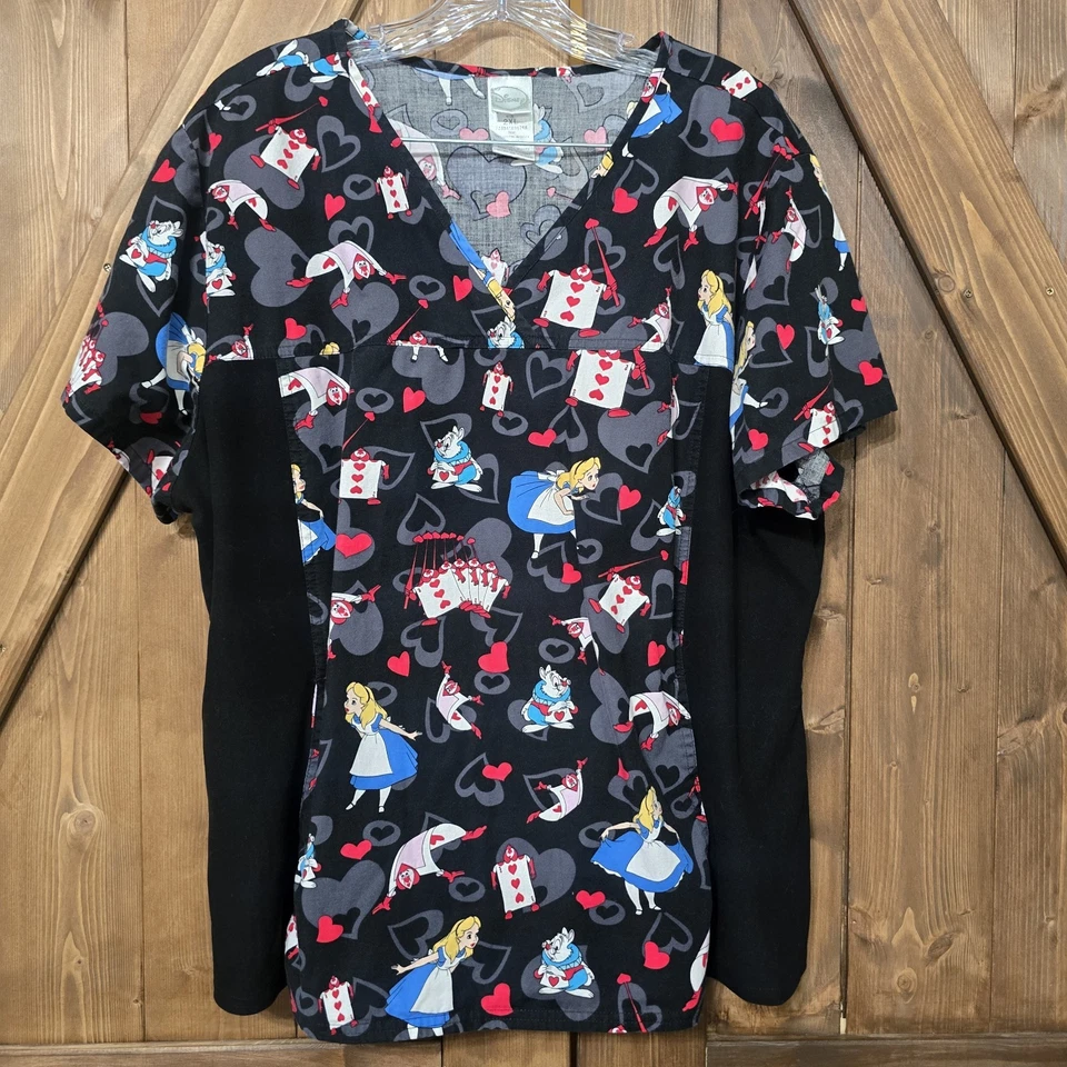 Blusa Médica Disney Alicia en el País de las Maravillas 2XL Negra Corazones Rojos Blanco Conejo Enfermeras. Foto 1 de 4