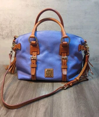 Bolsa de mão Dooney & Bourke florentina Bristol cúpula lilás com couro pebbled camelo - Imagem 1 de 4