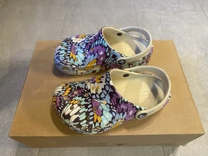 Crocs J1 bunt Kinder Badeschuhe Freizeitschuhe Sandalen Pantoletten EU 32/33 - Bild 1 von 6