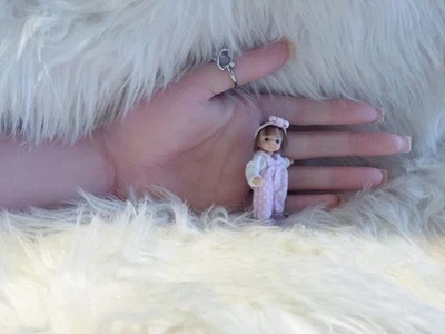 Ooak Miniatur Baby Mädchen KLEINKIND Maßstab 1:12 Puppenhaus handgemacht Kind Säugling - Bild 1 von 4