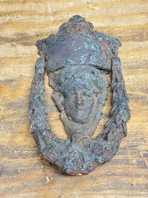 Antiguo llamador de puerta frontal de metal vintage de hierro fundido. Rescatado de casa victoriana. Foto 1 de 4