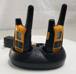 Pair of Motorola 5X800R Two-Way Radios with Charging Base - Picture 1 of 5