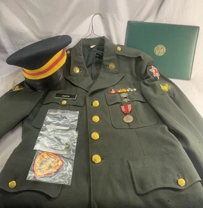 Conjunto de uniformes del ejército de Estados Unidos de la era de Vietnam - corazón púrpura, certificados, medallas, sombrero, etc. - Imagen 1 de 9