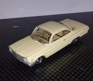 Johnny Lightning A 1962 Chervolet Chevy Bel Air 1/64 Lite Yellow / Cream - Picture 1 of 13