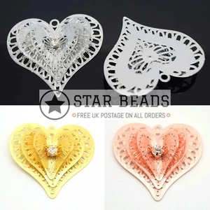 2 X CIONDOLI PLACCATI ARGENTO FILIGRANA STRASS CUORE 3D 26X24MM - SCEGLI COLORE - Foto 1 di 4