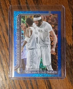 2025 Topps #296 Nuevo Dúo Mavs Brilla Anthony Davis Kyrie Irving Color Azul Coincidencia - Imagen 1 de 2