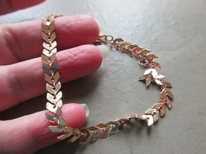 VINTAGE GOLD TONE CHEVRON HERRINGBONE LINK CHAIN CHARM BRACELET EXTENDS LONG UK - Picture 1 of 4