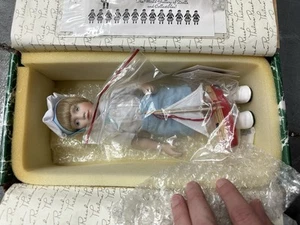 The world gallery of dolls and collectibles. Porcelain boy doll with sailboat - Picture 1 of 1
