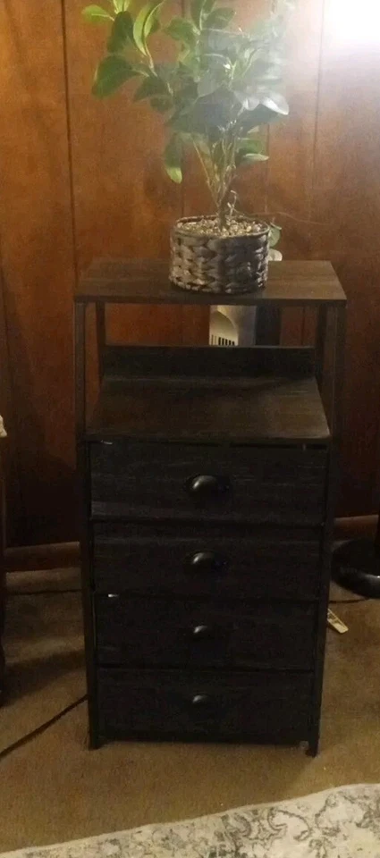 Cômoda de quatro gavetas com prateleira preta e metal/US$ 65 - Imagem 1 de 4