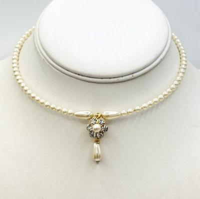 Collar de flores de estrás con gargantilla de memoria de perlas falsas de la colección Christina Foto 1 de 4