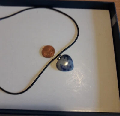 Edelsteinanhänger Herz Sodalith  2x2 cm + Kautschukband - Bild 1 von 3