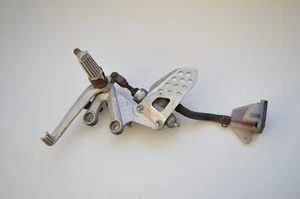 2004 SUZUKI GSXR 600 FRONT RIGHT FOOTREST ASSEMBLY - Picture 1 of 3