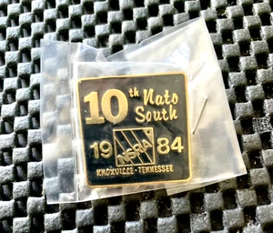 NSRA 10TH NATS-SOUTH 1984 KNOXVILLE SPILLA CAPPELLO BABBOTTO NATIONAL STREET ROD 1" NUOVO CON SCATOLA - Foto 1 di 2