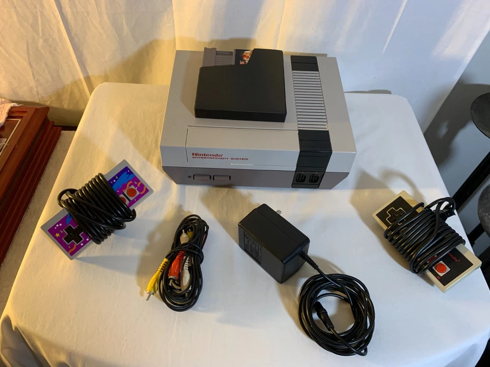 Original Nintendo NES Console Mario/Duck Hunt  2 Controllers (3rd listing) - Image 1 of 4