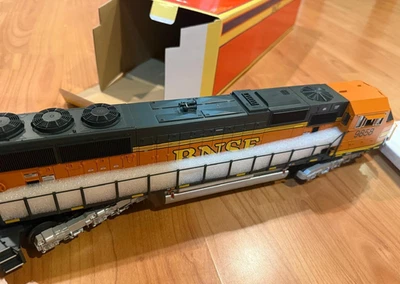 BNSF LEGACY 比例 SD70MAC 柴油机车 #9858 SKU SKU:6-81137 — 第 1/4 张图片