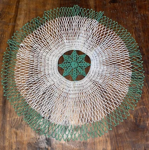 Doily de ganchillo a mano - blanco y verde, tapa de mesa, 19"" Navidad redonda - Imagen 1 de 2
