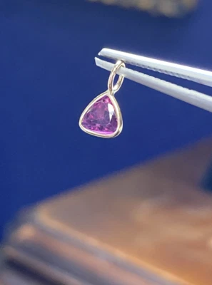 Dije colgante triángulo trillón rodolita púrpura granate sólido oro amarillo 14K Foto 1 de 3