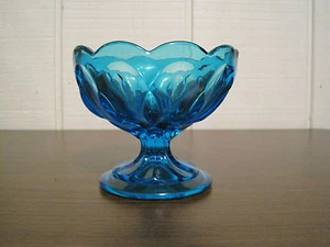 VINTAGE SMALL BLUE FOOTED PEDESTAL GLASS CANDY DISH - Picture 1 of 9