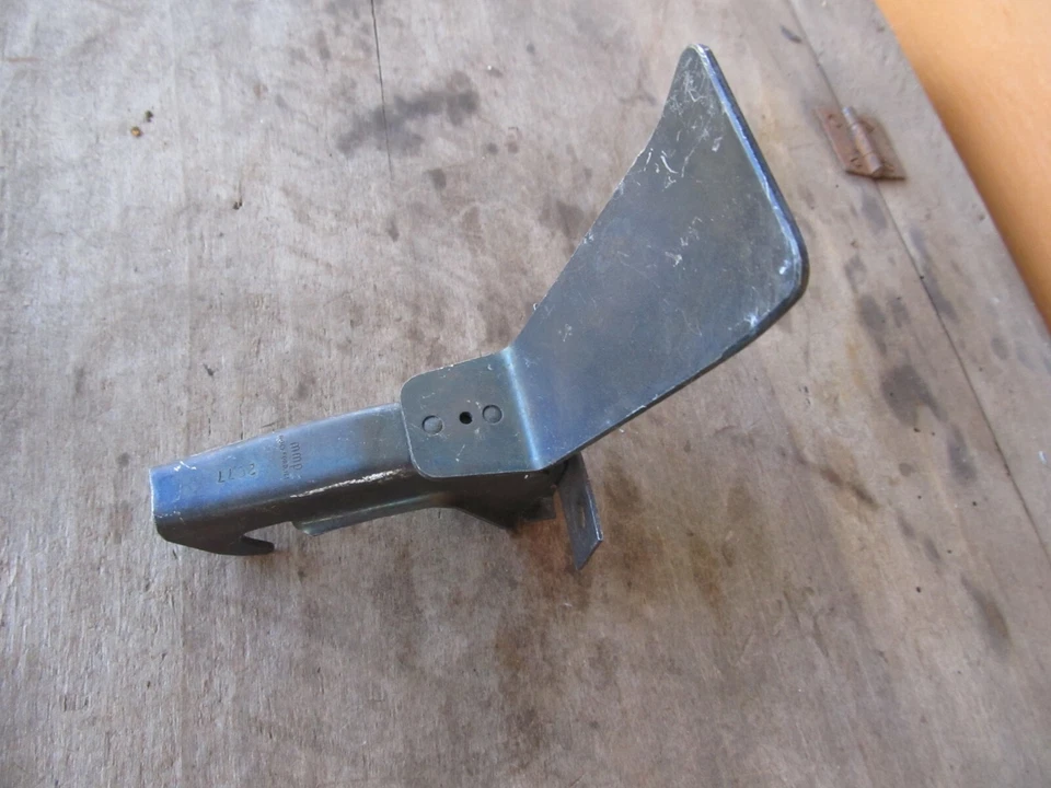 Dodge Coronet Hood Mopar 1968 pestillo secundario con fecha 2077 re-chapado Foto 1 de 4