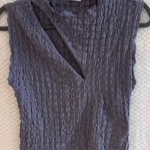 Top Zara Gris Texturizado Corte Talla Mediana - Imagen 1 de 3