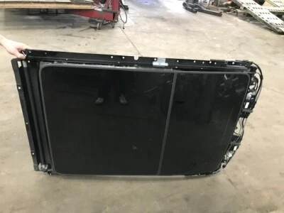 chrysler pacifica 2017-2023 panoramic roof glass motor - Image 1 of 2