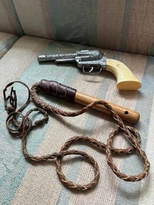 Gorra de vaquero fundida a presión Pony Boy vintage y pistolas de metal, así como un látigo de caballo Foto 1 de 4