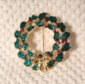 Broche prendedor corona de Navidad con lazo y pedrería grande. Tono dorado  - Imagen 1 de 5