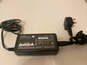 Cargador de red original Sony AC-L10B 8,4 V 1,5A para videocámaras probado funcionando - Imagen 1 de 7