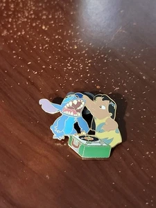 Disney Pin 24043 Stitch Sundays - Lilo und Stitch mit Plattenspieler - Bild 1 von 2