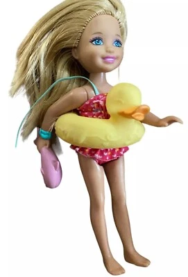Boneca Chelsea pronta para a piscina Barbie maiô pato flutuante brinquedo golfinho 2013 - Imagem 1 de 4