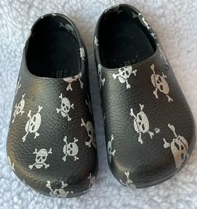 BIRKENSTOCK SUPER BIRKI'S BLACK SKULL & CROSSBONES SLIP-ON CLOGS 35-2 1/2 225 - Picture 1 of 13