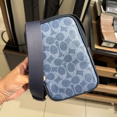 Bandolera Coach Aden en lona exclusiva CW364, denim claro Foto 1 de 4