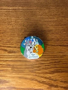 Prendedor Dama y el Vagabundo 65 Aniversario 2020 Disney Visa Exclusivo Error Tipo - Imagen 1 de 2
