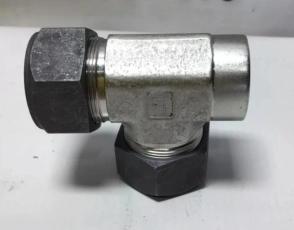 1" Tube x 3/4 FNPT x 1" Tube 316ss Female Run Tee Fitting Parker 16-12-16 MBZ-SS - Image 1 of 4